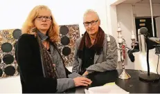  ?? NGZ-FOTO: ANDREAS WOITSCHÜTZ­KE ?? Vera Henkel und Joachim Berger sprachen im Kunstraum über frühes Aufstehen, Texte büffeln und Lampenfieb­er.