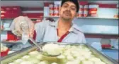  ?? SAMIR JANA/HT ?? A worker ladles out rosogolla at Kolkata’s KC Das shop, run by a descendent of NC Das, the dessert’s inventor.