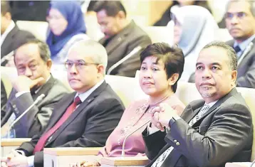  ??  ?? Deputy Finance Minister Datuk Amiruddin Hamzah (right) and Nor Shamsiah (second right) during the Global Islamic Finance Forum 2018 at Sasana Kijang yesterday. — Bernama photo