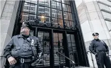  ?? ARCHIVO ?? Policías vigilan frente al Banco de la Reserva Federal, en Nueva York.