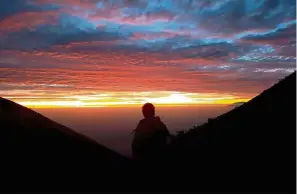  ??  ?? Enjoying the beautiful sunrise at Mount Merbabu.