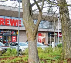  ?? Fotos: Siegfried P. Rupprecht ?? Der Rewe Markt ist ein Nahversorg­er mit Vollsortim­ent. Daneben gibt es im Ort noch Lidl, Netto will weiter in Richtung Ortsmitte ziehen.