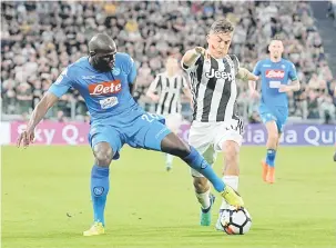  ?? — Gambar Reuters ?? SENGIT: Kalidou Koulibaly (kiri) diasak oleh Dybala ketika beraksi pada perlawanan di Stadium Allianz, Turin pada Ahad lepas.