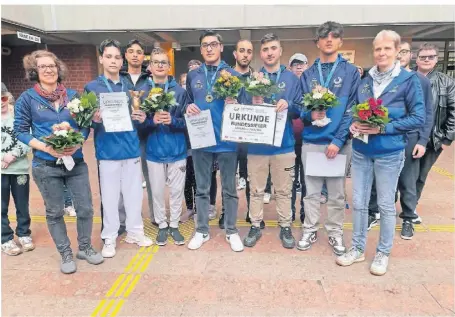  ?? FOTO: KOHKEMPER ?? Sieger im Goalball (v.l. in den blauen Trainingsj­acken): Lehrerin Eliane Exner, Mohammad Muhammad Ali, Lars Becker, Modgim Ezhan, Novadar Khali Ali, Ayman Kacho Zedan und Lehrerin Birgitta Zeller.