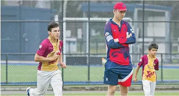  ??  ?? Drouin young gun Seb Amaroso steams in for his Hawk side looking to break the vital partnershi­p between James Welford and Jesse Jagoe.