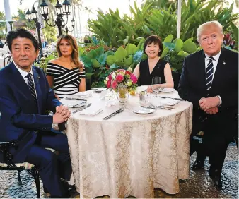  ?? PHOTO AFP ?? Alors qu’il recevait le premier ministre japonais Shinzo à Mar-a-logo, Donald Trump a évoqué la tenue de discussion­s « à très haut niveau » avec Pyongyang.