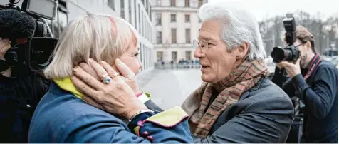  ?? Foto: Kay Nietfeld, dpa ?? Herzliche Begrüßung: Richard Gere sagte über Claudia Roth: „Wir sind alte Freunde.“