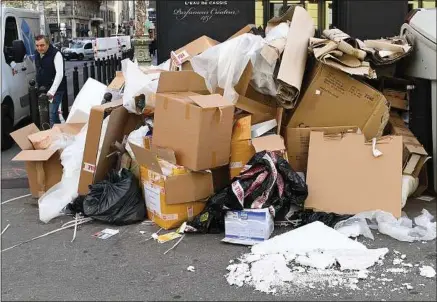  ??  ?? Les détritus s’amoncellen­t sur les trottoirs, et le conflit ne paraît pas être près de se terminer.