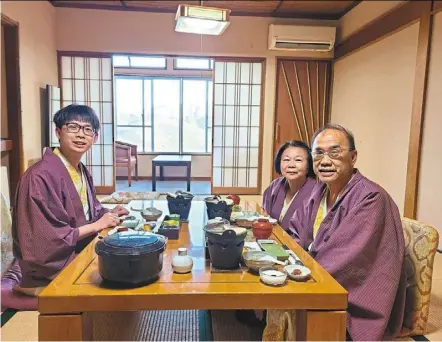  ?? — Photos: PAK yew PUN ?? The reader (far right), his wife and son enjoying a kaiseki breakfast in the comfort of their ryokan bedroom.