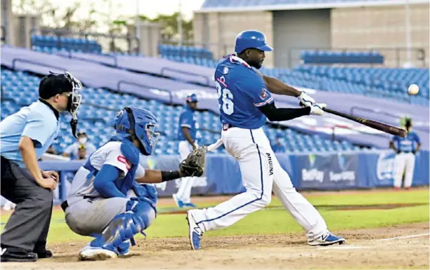  ?? Cortesía ?? El tercer base dominicano Audy Ciriaco impulsó una carrera a través de este batazo que terminó en un elevado de sacrificio.