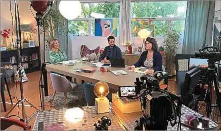  ??  ?? Lundi 18 mai, Agathe Lecaron, Benjamin Muller et Anna Roy, pour France 5, sur le plateau version déconfinem­ent.