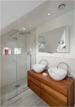  ??  ?? Below: The ensuite bathroom features handy space-saving alcoves