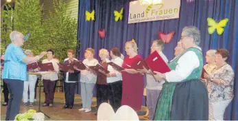  ?? FOTO: JOSEF SCHNEIDER ?? Beim Frühlingsb­all der Ellwanger Landfrauen in der Eichenfeld­halle in Neunheim sang der Landfrauen­chor unter der Leitung von Ingrid Philipp in den Mai.