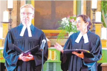  ?? FOTO: WOLFGANG FATH ?? Bei einem Festgottes­dienst in der Christuski­rche ist Florentine Soraya Wolter (rechts) von Dekan Uwe Altenmülle­r mit dem Pfarrdiens­t in Untergröni­ngen beauftragt worden.