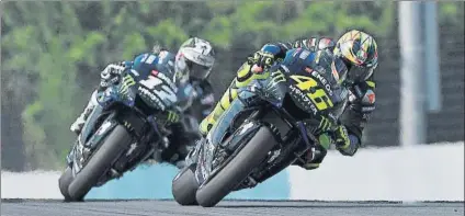  ?? FOTO: YAMAHA ?? Valentino Rossi le da rueda a Maverick Viñales el viernes de Sepang. Dieron juntos seis vueltas durante la simulación de Mack