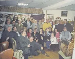  ?? TERTULIA PERDIGUER ?? En 2004 Foto de familia en el piso de Ramón Perdiguer, su anterior ‘sede’.