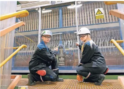  ?? COVESTRO FOTO: ?? Nadja Nikolai und Juliane Jaskolka (r.) sind mit Leib und Seele Chemikanti­nnen, zwei von insgesamt dreien in der Chlorfabri­k von Covestro in Leverkusen.