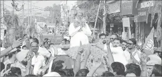  ?? SANJEEV SHARMA/ HT PHOTO ?? ■
BJP candidate Anil Vij during his victory procession in Ambala, Haryana, on Thursday.