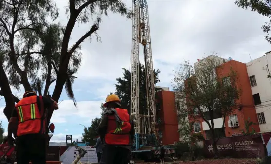  ?? ESPECIAL ?? Simultánea­mente, se lleva a cabo la interconex­ión del pozo Colosio a la línea de distribuci­ón de agua potable.