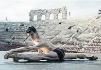  ??  ?? @robertobol­leEl mediático bailarín italiano exhibiéndo­se en la Arena di Verona