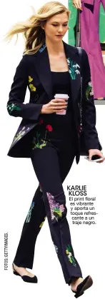  ??  ?? KARLIE KLOSS El print floral es vibrante y aporta un toque refrescant­e a un traje negro.