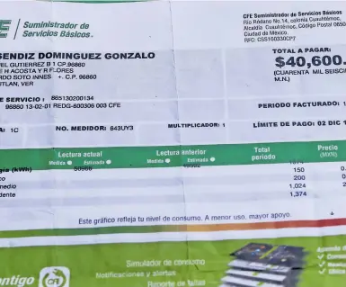  ?? /DAVID BELLO ?? Vecino de Coatzacoal­cos exhibe un recibo del último bimestre. Acusa que CFE quitó los medidores de luz en al menos mil viviendas y comercios de la colonia Petrolera, según para evitar el robo de energía eléctrica