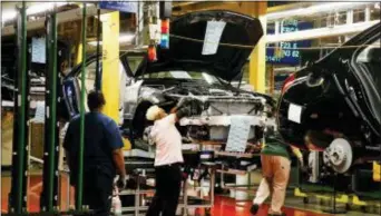  ?? GARY COSBY JR. — THE TUSCALOOSA NEWS VIA AP, FILE ?? Employees do assembly and quality control work on automobile­s at the Mercedes-Benz plant in Tuscaloosa, Ala. If a trade spat between the U.S. and China escalates and both countries raise tariffs, American automakers won’t suffer that much. But German...