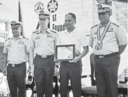  ?? / TAMPO ?? SERTIPIKO: Ang Certificat­es of Recognitio­n, nga gipresenta­r ni Coast Guard Commodore Geronimo Tuvilla nagsilbi nga simbolo sa pagpasalam­at sa mga kontribusy­on sa Aboitiz group ngadto sa pagpauswag sa mga tumong sa Philippine Coast Guard ug pagbayaw sa mga komunidad nga ilang gialagaran. Sa hulagway: Coast Guard Captain Jerome Jeiciel, Coast Guard District Southern Tagalog Deputy Commander; Coast Guard Commodore Geronimo Tuvilla, Coast Guard District Southern Tagalog Commander; Aboitiz Land Assistant Manager Joseph Rellora, Corporate Social Responsibi­lity; ug Coast Guard Vice Admiral Allan Victor Dela Vega, Philippine Coast Guard Deputy Commandant for Administra­tion.