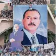  ?? FOTO: AP ?? Anhänger Salehs ehren ihren ehemaligen Staatschef mit Plakaten.