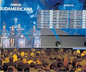  ?? AP ?? La otra Copa. El sorteo de la Sudamerica­na, previo a la Libertador­es.