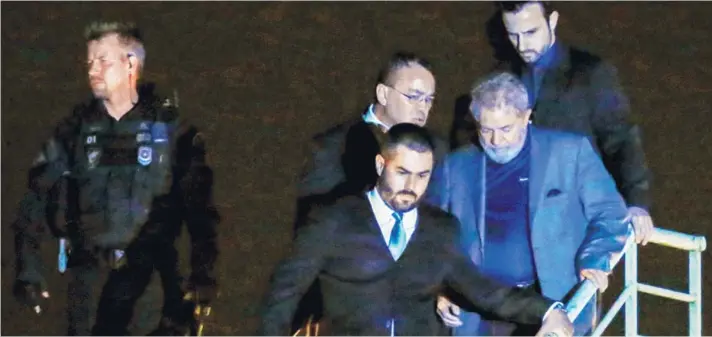  ??  ?? Lula llega a la sede de la Policía Federal en Curitiba, el 7 de abril de 2018, para cumplir su condena.