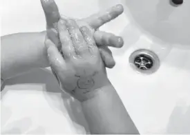  ?? Foto: Diario de Noticias ?? Un niño se lava las manos en su domicilio.