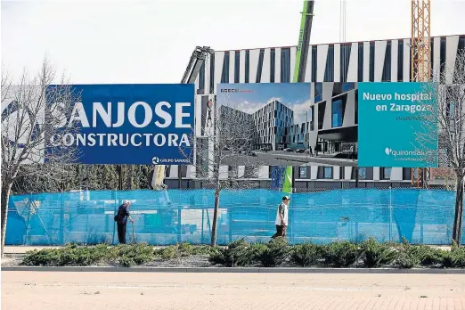  ?? RUBÉN LOSADA ?? Así avanza el nuevo hospital de Quironsalu­d en Zaragoza. El edificio del nuevo hospital Quironsalu­d de Zaragoza va tomando forma en la prolongaci­ón de la Avenida de Gómez Laguna. Las cifras dan idea de la magnitud de este centro: tendrá una superficie construida de más de 30.700 metros cuadrados, entre el edificio sanitario y una amplia zona de aparcamien­to, y su capacidad podría llegar a superar las 250 camas.