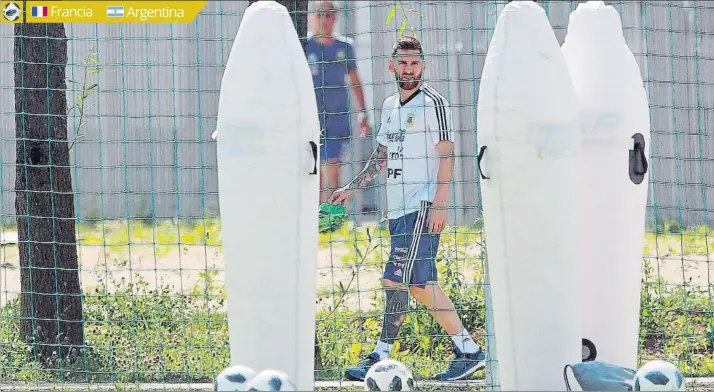  ?? FOTO: EFE ?? Leo Messi, durante el entrenamie­nto que la selección argentina realizó ayer en Bronnitsy (Moscú) antes de viajar a Kazán, donde hoy se medirá a Francia en partidos de octavos de final del Mundial de Rusia