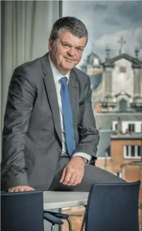  ?? FOTO DIRK VERTOMMEN ?? Mechels burgemeest­er Bart Somers in zijn kantoor. “Het is hoogst uitzonderl­ijk dat boeken van politici vertaald worden.”