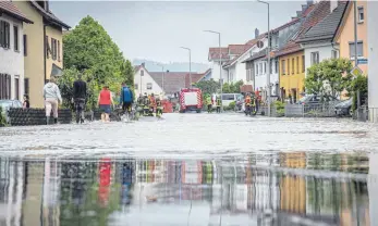  ?? FOTO: ANDREAS SPENGLER ?? Die Folgen des immer häufiger auftretend­en Starkregen­s: Überflutet­e Straßen, wie hier im Juni in Ummendorf im Landkreis Biberach, gab es in diesem Sommer auch im Südwesten mehrfach.