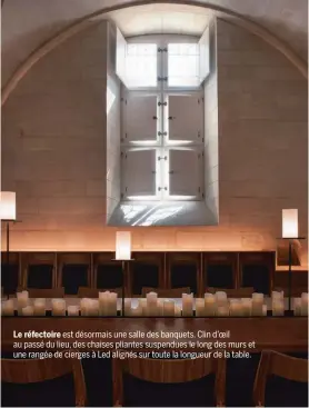  ??  ?? Le réfectoire est désormais une salle des banquets. Clin d’oeil au passé du lieu, des chaises pliantes suspendues le long des murs et une rangée de cierges à Led alignés sur toute la longueur de la table.