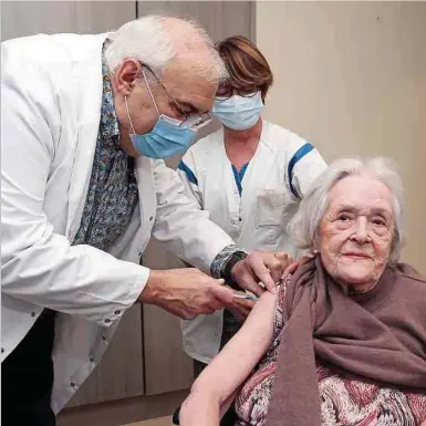  ?? Photo: AFP ?? En vaccinant prioritair­ement les plus âgés, la Belgique espère bientôt baisser sensibleme­nt le nombre de morts liée à une infection du coronaviru­s.