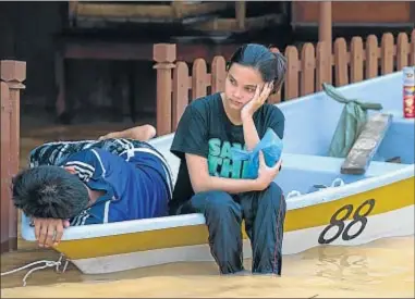  ?? MOHD RASFAN / AFP ?? La casa de esta mujer está bajo las aguas en Pengkalan Chepa, cerca de Kota Baharu