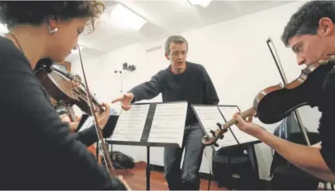  ?? // JUAN CARLOS HIDALGO ?? El pianista Luis Fernando Pérez imparte una clase de música a sus alumnos