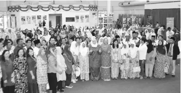  ??  ?? Sharifah Hasidah (ninth right) with those attending the 4th Series of the Women Empowermen­t Programme at Samarahan Civic Centre.