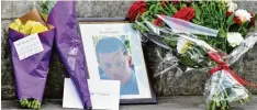  ?? Foto: Dominic Lipinski/PA Wire, dpa ?? Blumen vor dem Parlament: Jemand hat ein Foto des ermordeten Polizeibea­mten Keith Palmer aufgestell­t.