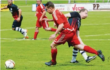  ?? Foto: Xaver Habermeier ?? Auf und davon: Kevin Bößhenz (links) und der TSV Ober /Unterhause­n waren im Auswärtssp­iel beim SV Wagenhofen (rechts Hel mut Bößhenz) oftmals einen Schritt schneller als ihre Kontrahent­en.