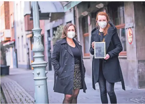  ?? FOTO: ANNE ORTHEN ?? Eine von Elfi Vomberg (l.) und Lena Becker entwickelt­e App ermöglicht historisch­e Kultur-Spaziergän­ge durch Düsseldorf.