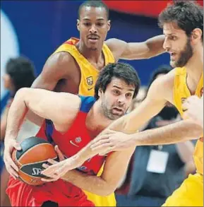  ?? SERGEI ILNITSKY / EFE ?? Perperoglo­u intenta frenar a Teodosic, que dio 11 asistencia­s