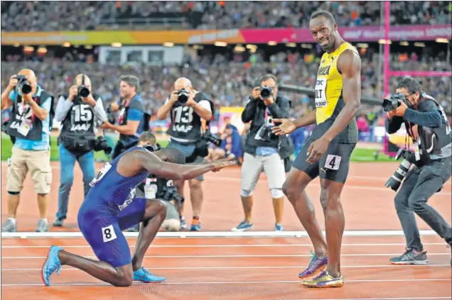  ??  ?? REVERENCIA. Justin Gatlin, campeón mundial de 100 metros, se rindió ante Usain Bolt, que en Londres se tuvo conformar con la medalla de bronce en los Mundiales de su adiós.