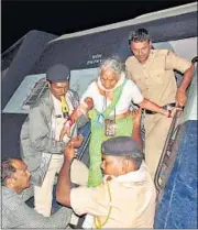  ?? BIDESH MANNA / HT, REUTERS ?? Policemen help an injured passenger come out of a damaged coach.