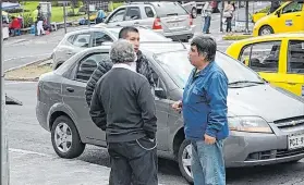  ??  ?? Familiares de la víctima llegaron a la morgue para retirar el cuerpo.