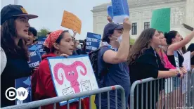  ?? ?? Hundreds of abortion rights supporters and opponents gathered in anger