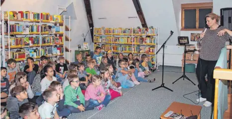  ?? SZ-FOTO: KÖ ?? Hörspielau­torin Birge Tetzner hat die Kinder in der Stadtbibli­othek mit auf eine Reise durch die Zeit genommen.